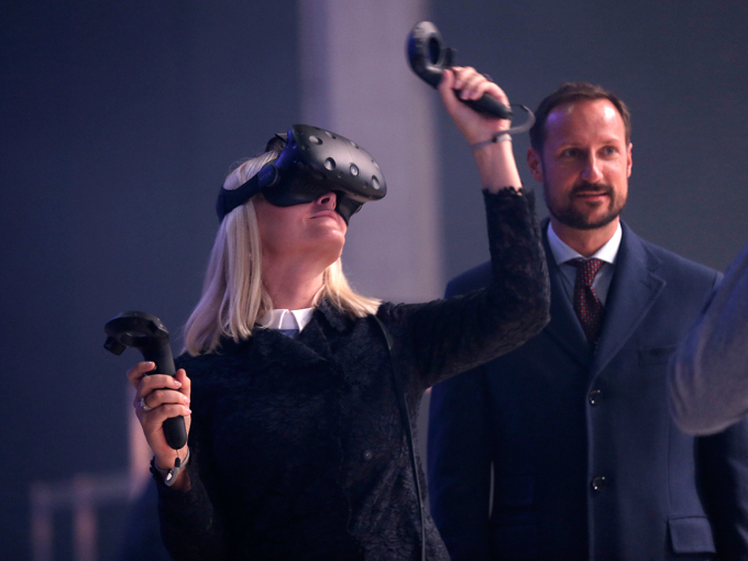 Kronprinsparet fikk prøve VR-briller under Oslo Innovation Week 2016. Foto: Vidar Ruud / NTB scanpix